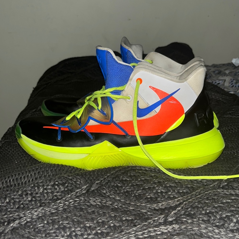 Kyrie 5 “Rokit”